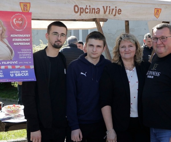 Kristina Filipović održala druženje sa sumještanima na tržnici u Virju Kristina Filipović održala druženje sa sumještanima na tržnici u Virju